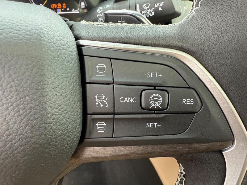 Jeep Grand Cherokee Vehicle Full-screen Gallery Image 23