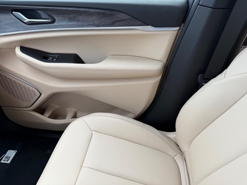 Jeep Grand Cherokee Vehicle Full-screen Gallery Image 28