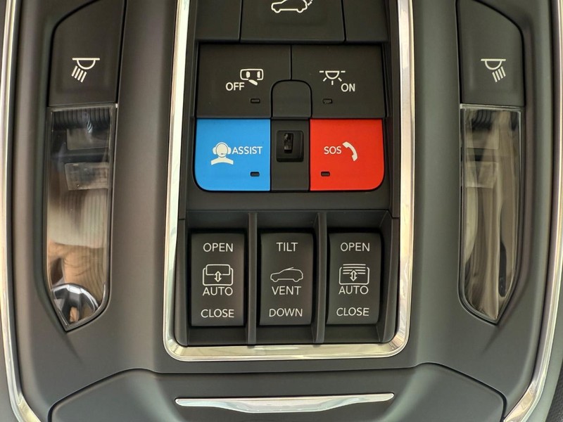 Jeep Grand Cherokee Vehicle Full-screen Gallery Image 29