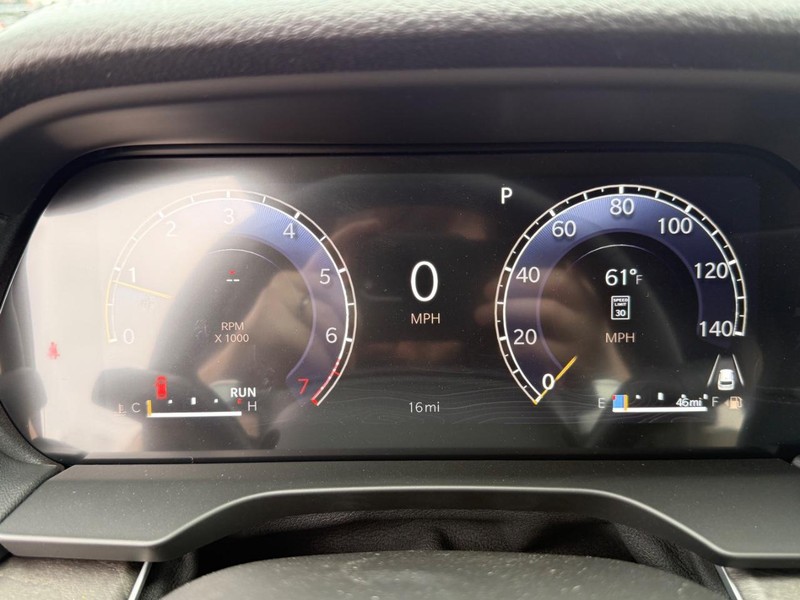 Jeep Grand Cherokee Vehicle Full-screen Gallery Image 30