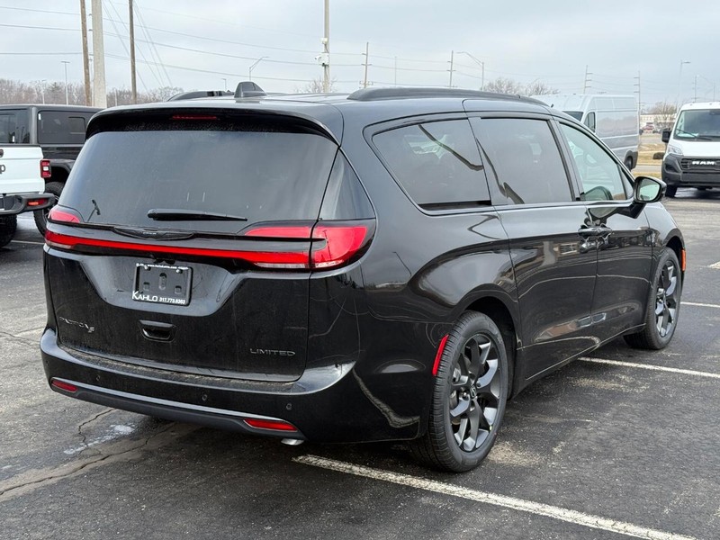 Chrysler Pacifica Vehicle Full-screen Gallery Image 3