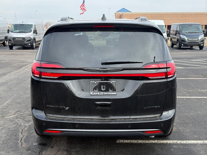 Chrysler Pacifica Vehicle Full-screen Gallery Image 4