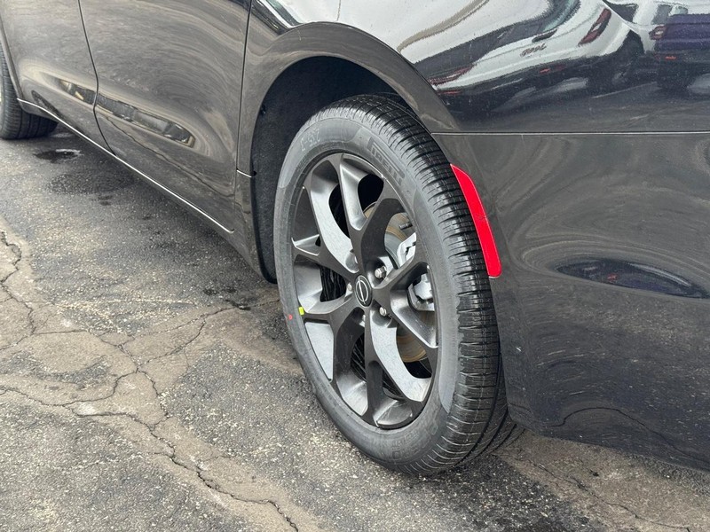 Chrysler Pacifica Vehicle Full-screen Gallery Image 6