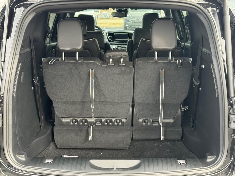 Chrysler Pacifica Vehicle Full-screen Gallery Image 7