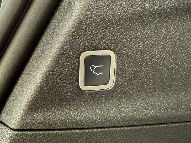 Chrysler Pacifica Vehicle Full-screen Gallery Image 8