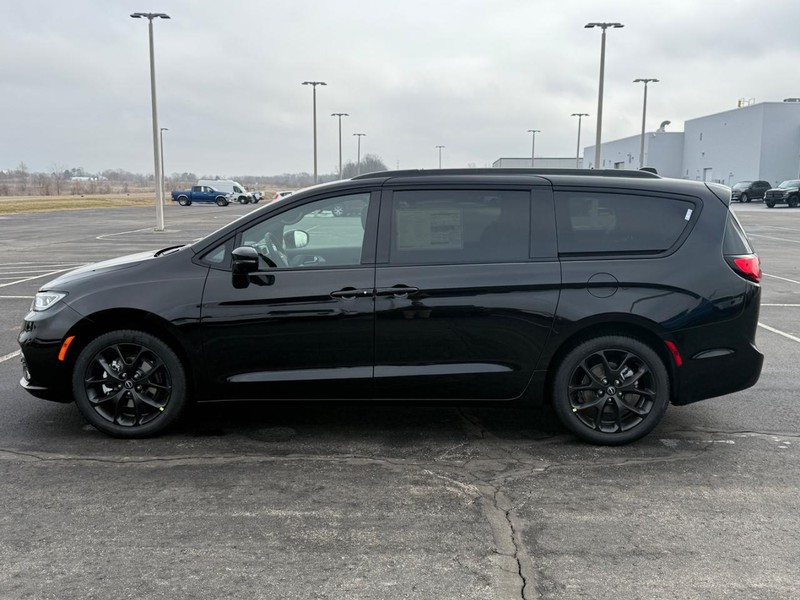 Chrysler Pacifica Vehicle Full-screen Gallery Image 9