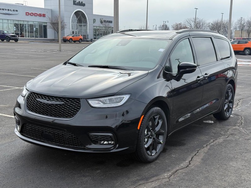 Chrysler Pacifica Vehicle Full-screen Gallery Image 10