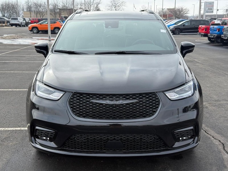 Chrysler Pacifica Vehicle Full-screen Gallery Image 11