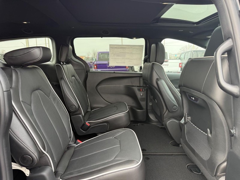 Chrysler Pacifica Vehicle Full-screen Gallery Image 12