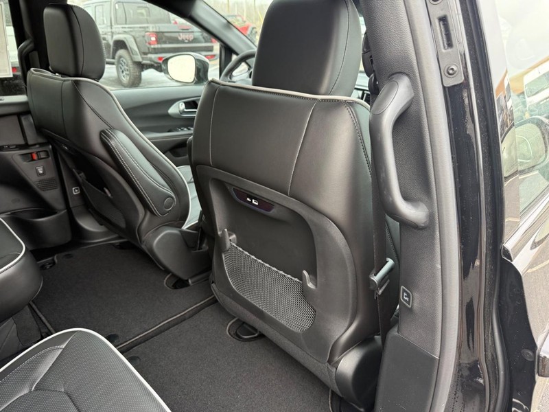 Chrysler Pacifica Vehicle Full-screen Gallery Image 13