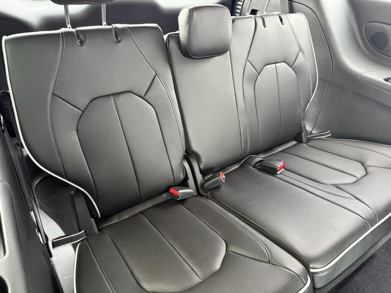 Chrysler Pacifica Vehicle Full-screen Gallery Image 14