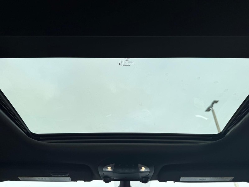 Chrysler Pacifica Vehicle Full-screen Gallery Image 15