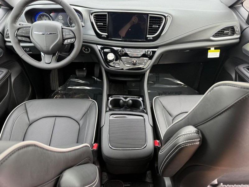 Chrysler Pacifica Vehicle Full-screen Gallery Image 16