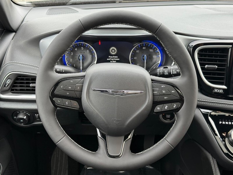 Chrysler Pacifica Vehicle Full-screen Gallery Image 17