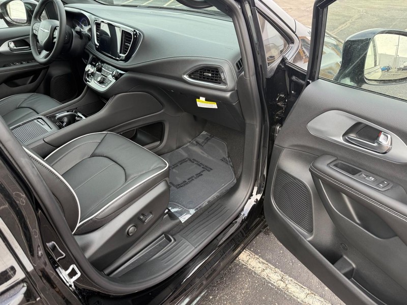 Chrysler Pacifica Vehicle Full-screen Gallery Image 18