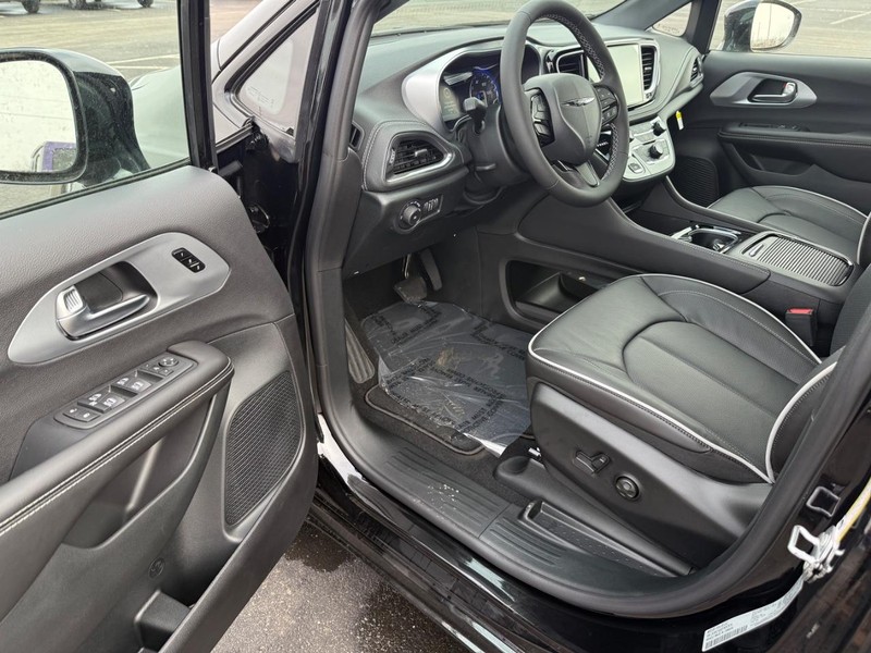 Chrysler Pacifica Vehicle Full-screen Gallery Image 20