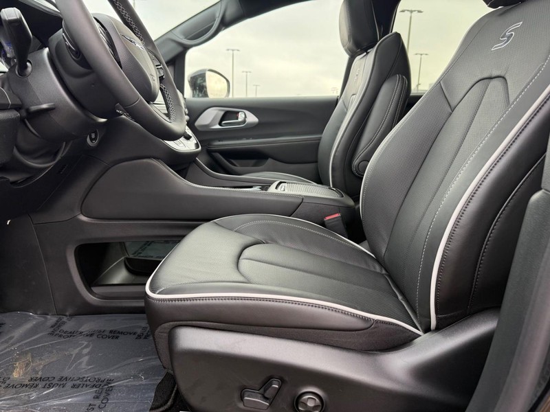 Chrysler Pacifica Vehicle Full-screen Gallery Image 21