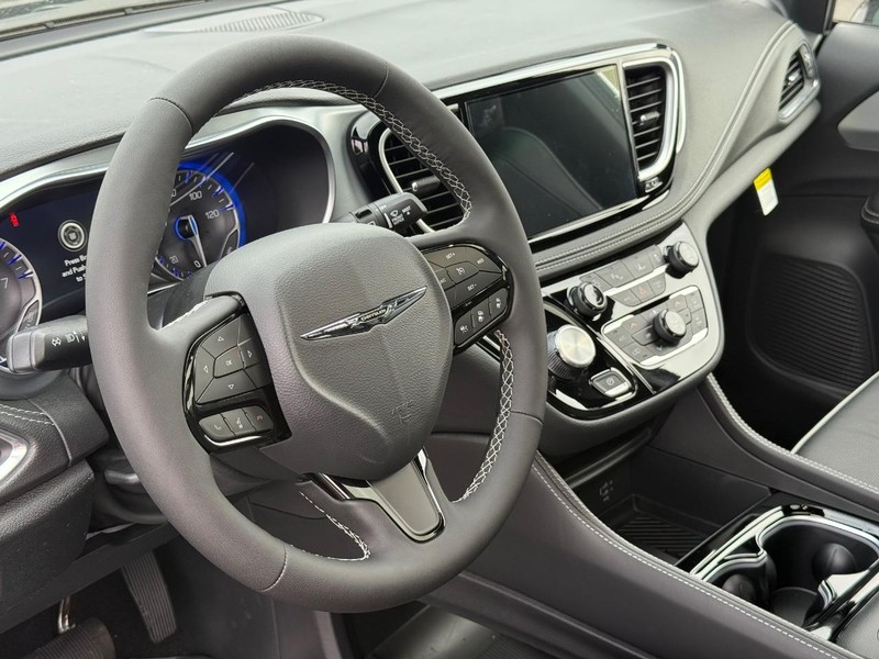 Chrysler Pacifica Vehicle Full-screen Gallery Image 22