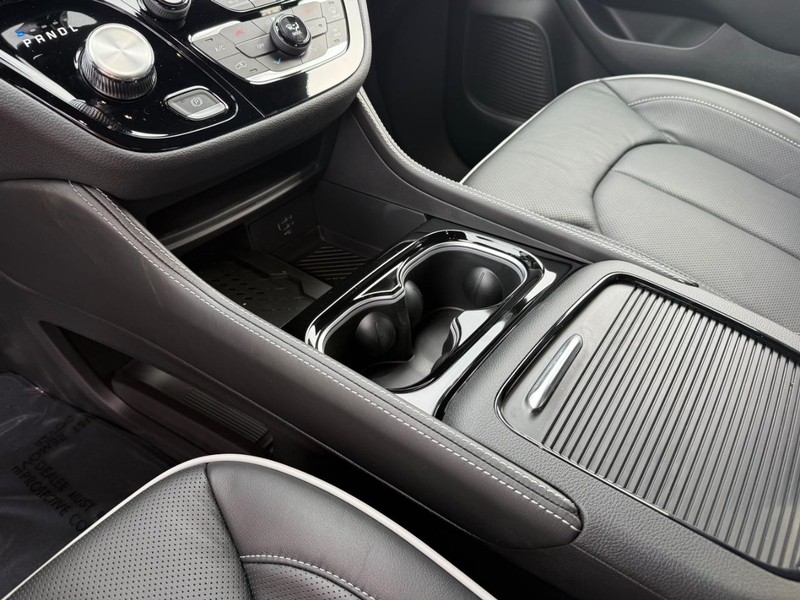 Chrysler Pacifica Vehicle Full-screen Gallery Image 29