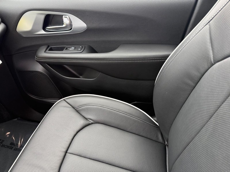 Chrysler Pacifica Vehicle Full-screen Gallery Image 30