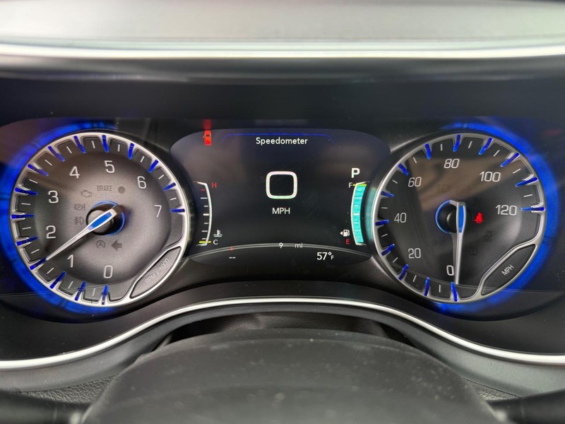 Chrysler Pacifica Vehicle Full-screen Gallery Image 31