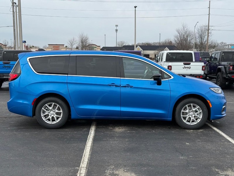 Chrysler Pacifica Vehicle Full-screen Gallery Image 2