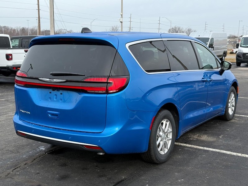 Chrysler Pacifica Vehicle Full-screen Gallery Image 3