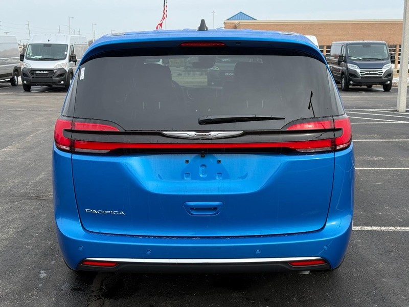 Chrysler Pacifica Vehicle Full-screen Gallery Image 4