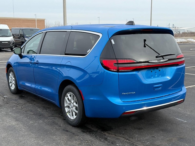 Chrysler Pacifica Vehicle Full-screen Gallery Image 5