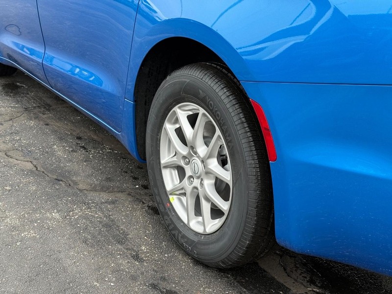 Chrysler Pacifica Vehicle Full-screen Gallery Image 6