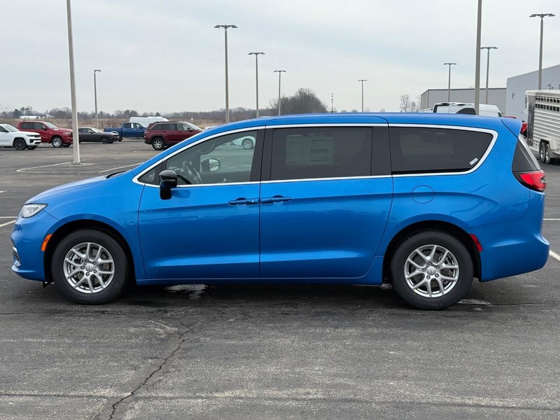 Chrysler Pacifica Vehicle Full-screen Gallery Image 9