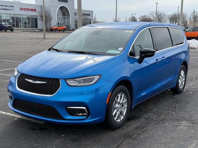 Chrysler Pacifica Vehicle Full-screen Gallery Image 10