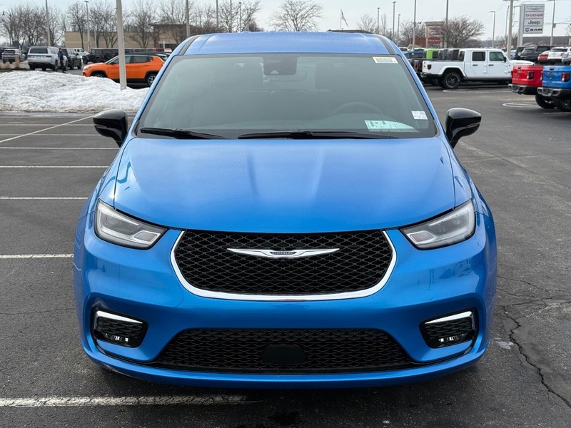 Chrysler Pacifica Vehicle Full-screen Gallery Image 11