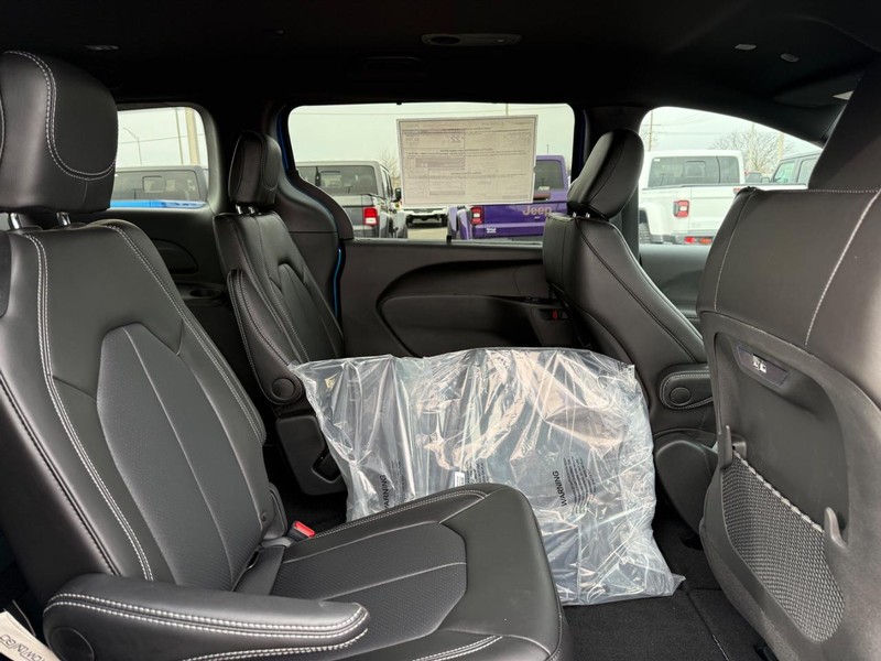 Chrysler Pacifica Vehicle Full-screen Gallery Image 12