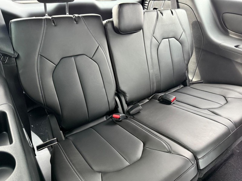 Chrysler Pacifica Vehicle Full-screen Gallery Image 14