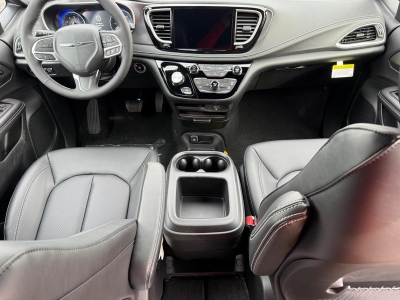 Chrysler Pacifica Vehicle Full-screen Gallery Image 15