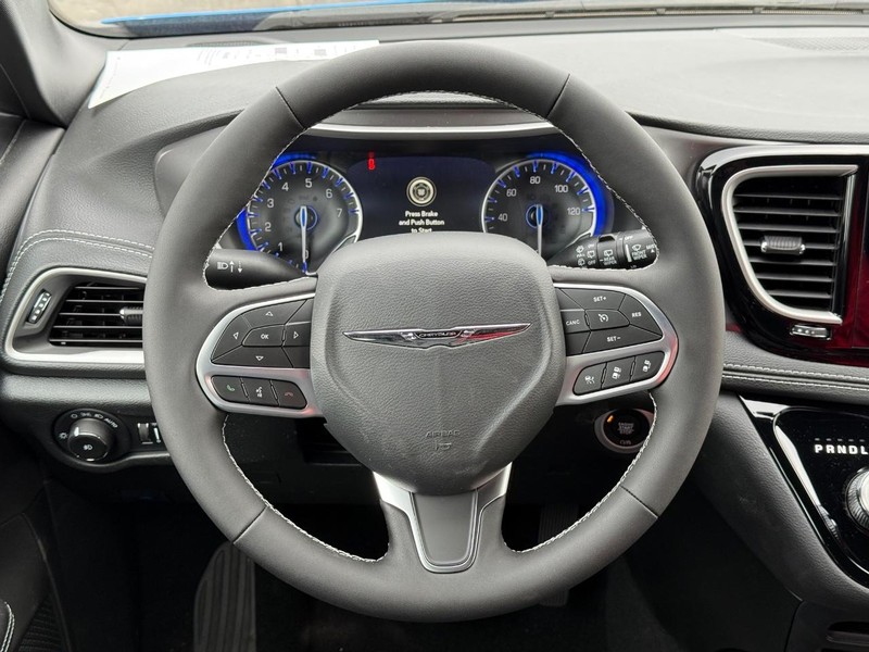 Chrysler Pacifica Vehicle Full-screen Gallery Image 16