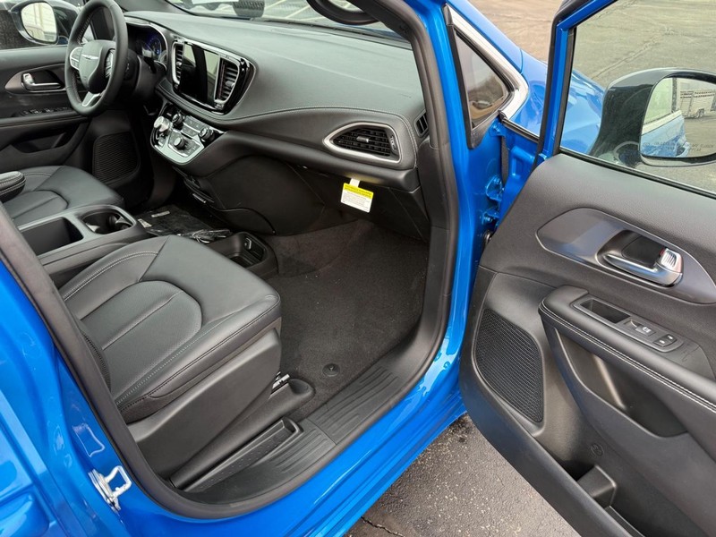 Chrysler Pacifica Vehicle Full-screen Gallery Image 17