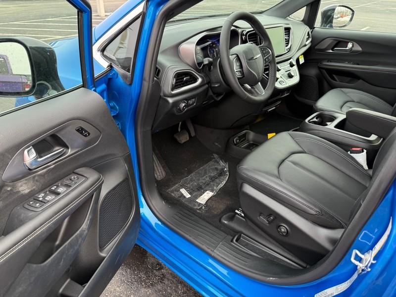 Chrysler Pacifica Vehicle Full-screen Gallery Image 19