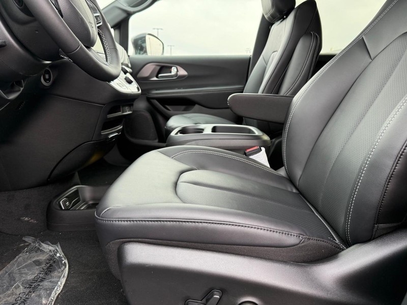 Chrysler Pacifica Vehicle Full-screen Gallery Image 20