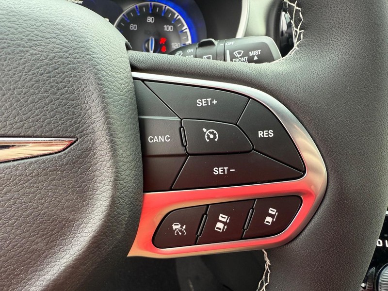 Chrysler Pacifica Vehicle Full-screen Gallery Image 23