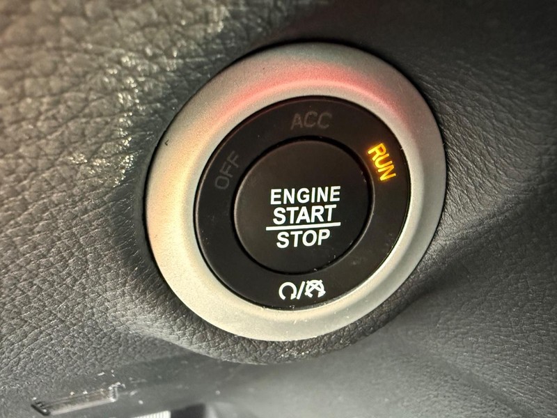 Chrysler Pacifica Vehicle Full-screen Gallery Image 24