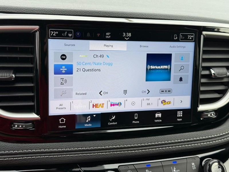 Chrysler Pacifica Vehicle Full-screen Gallery Image 25