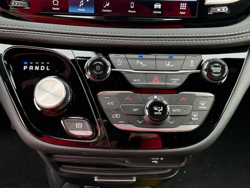 Chrysler Pacifica Vehicle Full-screen Gallery Image 27