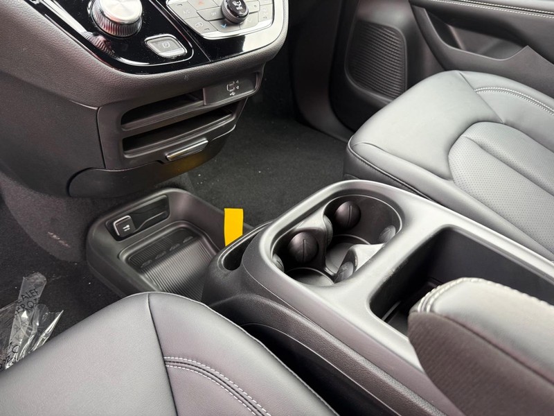 Chrysler Pacifica Vehicle Full-screen Gallery Image 28