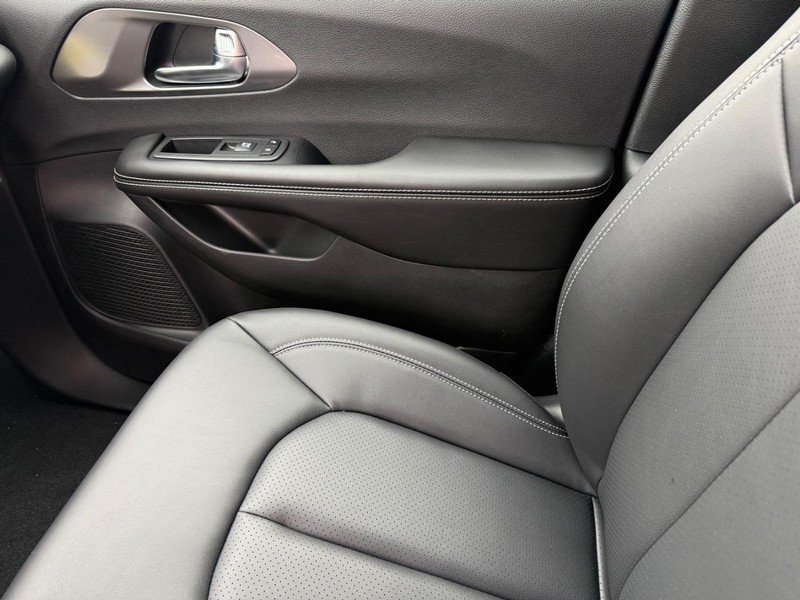 Chrysler Pacifica Vehicle Full-screen Gallery Image 29