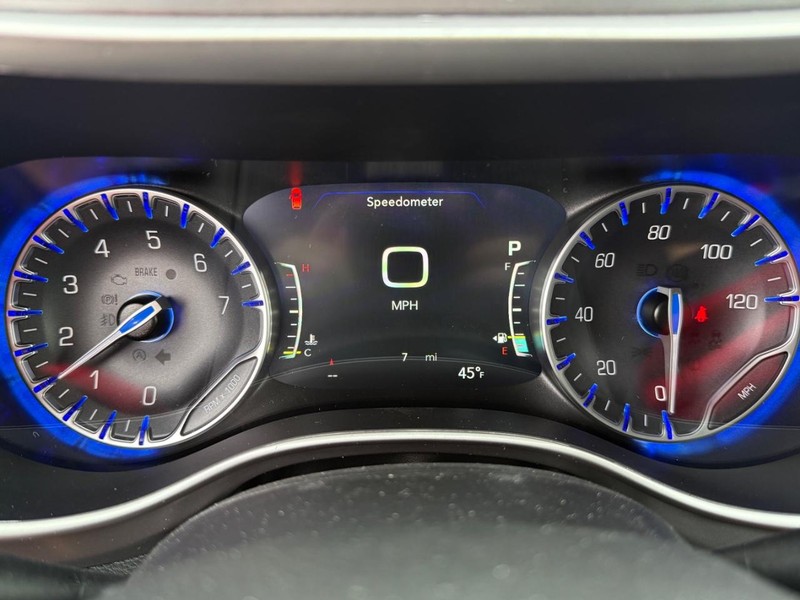 Chrysler Pacifica Vehicle Full-screen Gallery Image 30