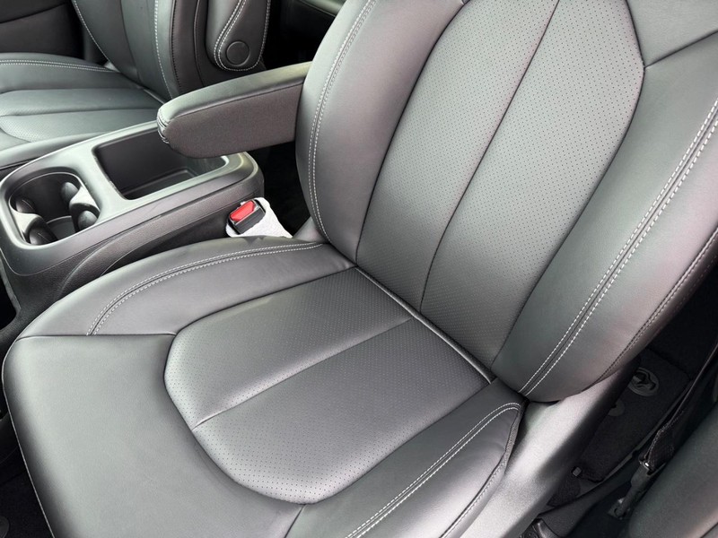 Chrysler Pacifica Vehicle Full-screen Gallery Image 32