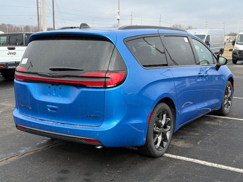 Chrysler Pacifica Vehicle Full-screen Gallery Image 3