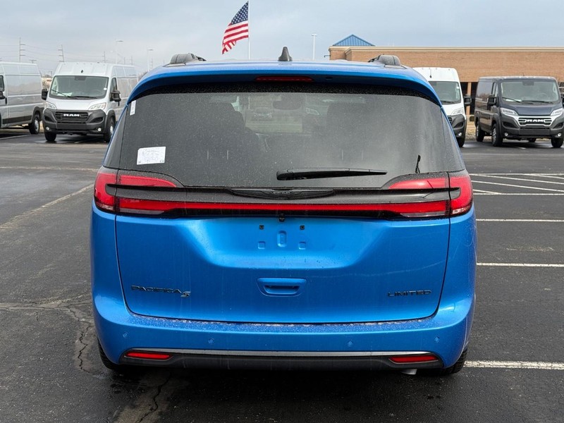 Chrysler Pacifica Vehicle Full-screen Gallery Image 4